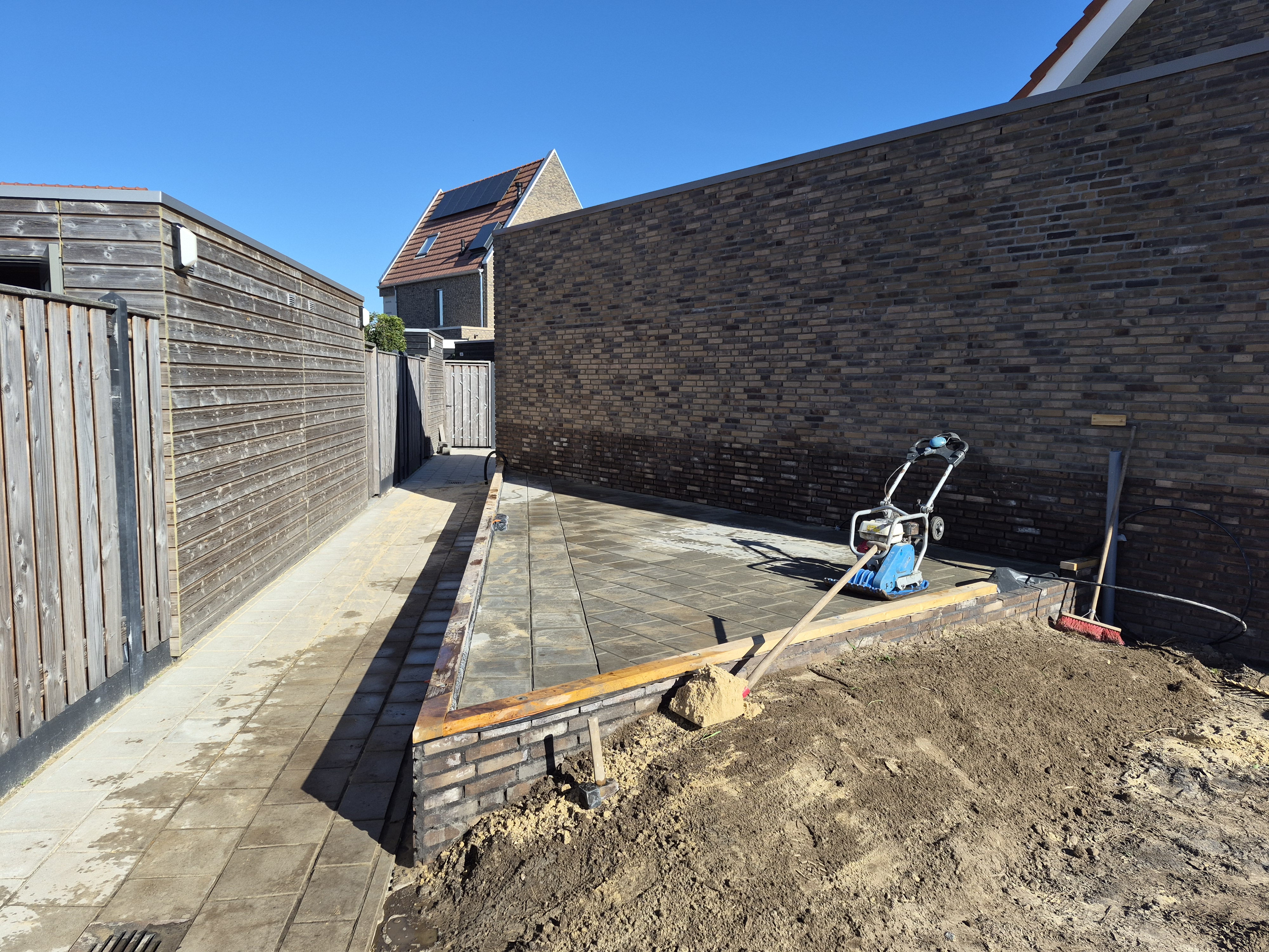 Straatwerk voor schuur in Wierden