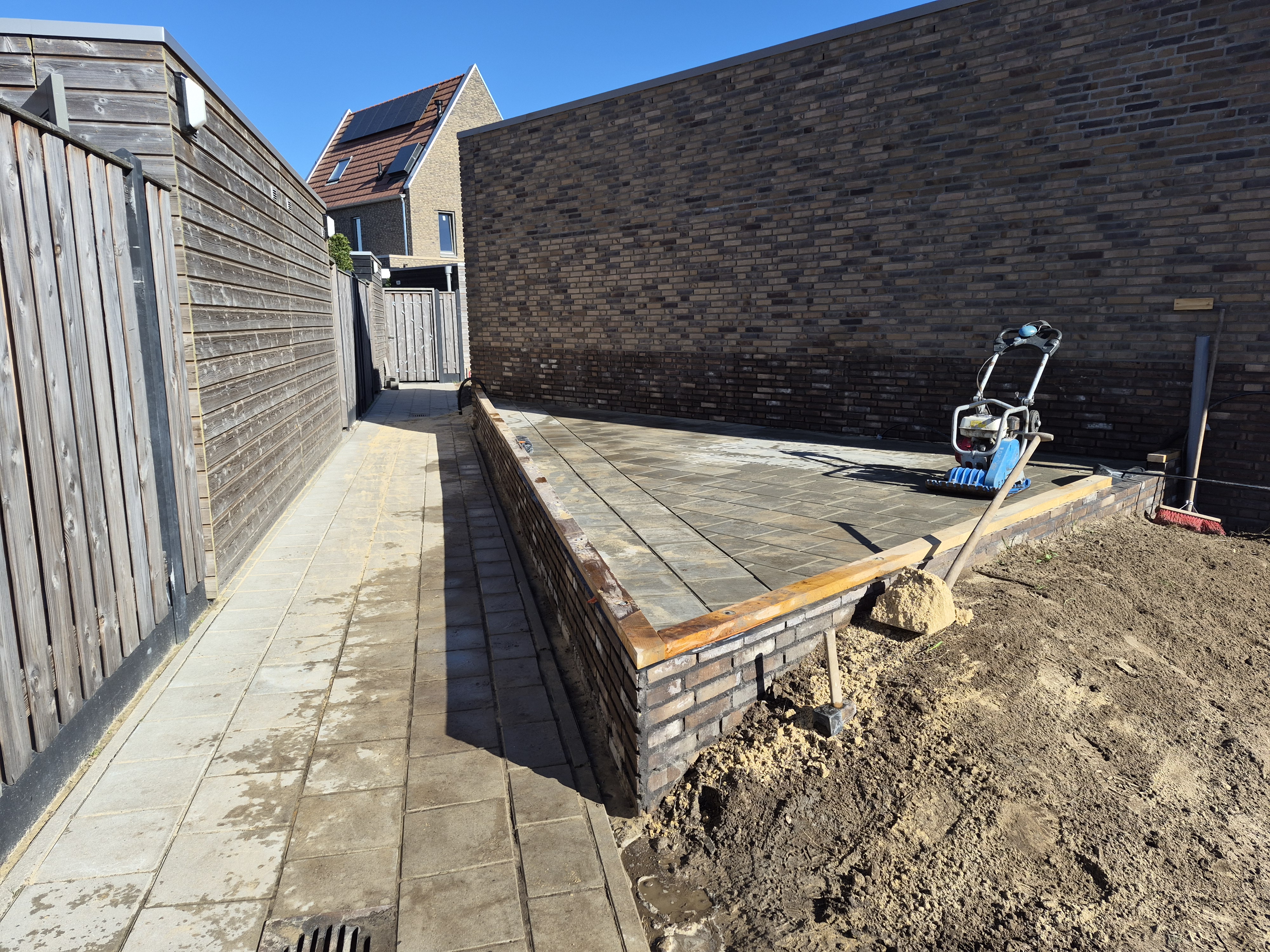 Straatwerk voor schuur in Wierden
